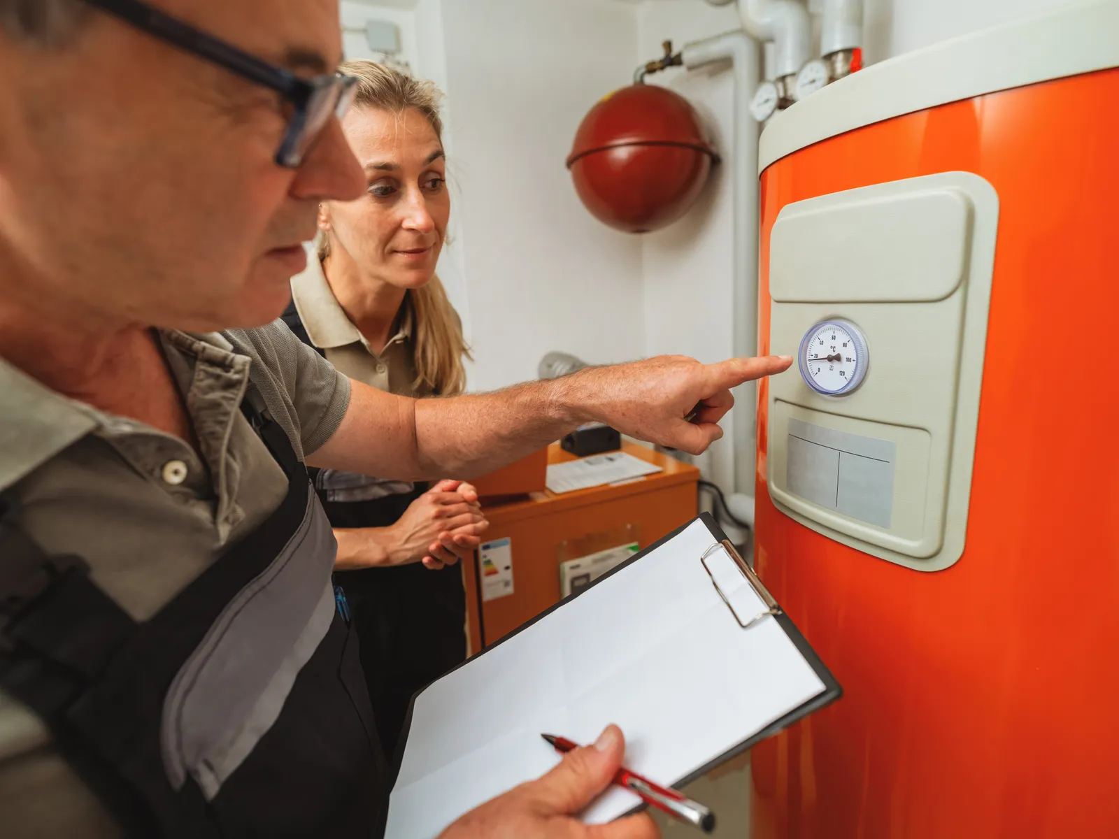 Heizungswartung: Techniker erklärt die Anlage