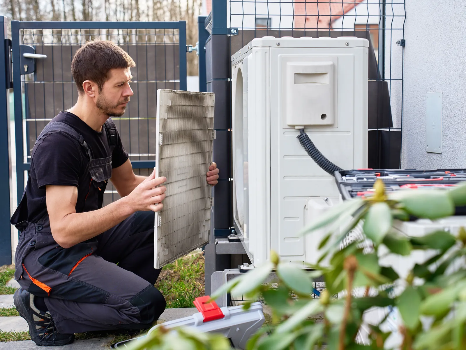 Wartung einer Luftwärmepumpe im Garten